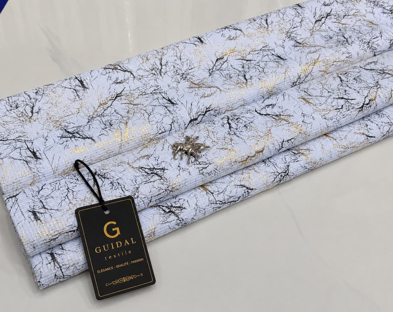 Tissu Guidel Textile motif branches dorées et noires