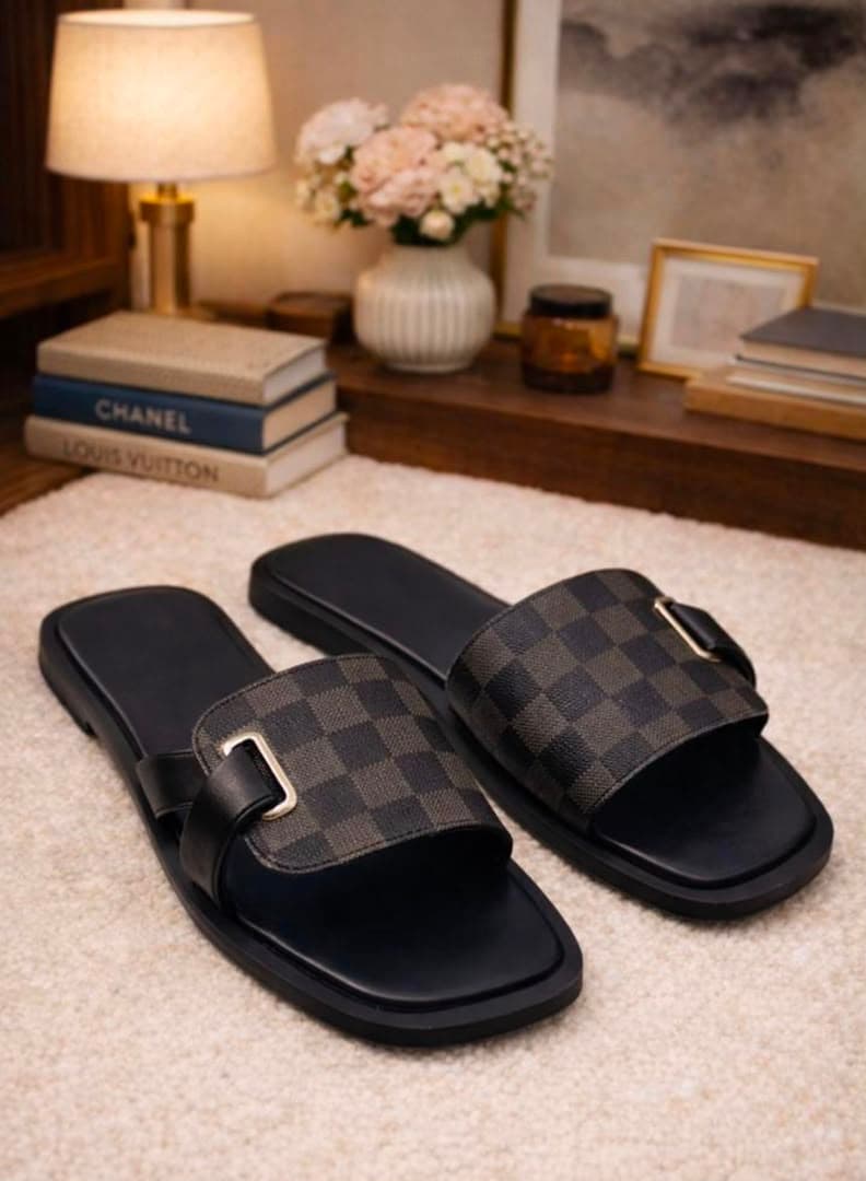 Sandales de luxe damier noir avec boucle dorée