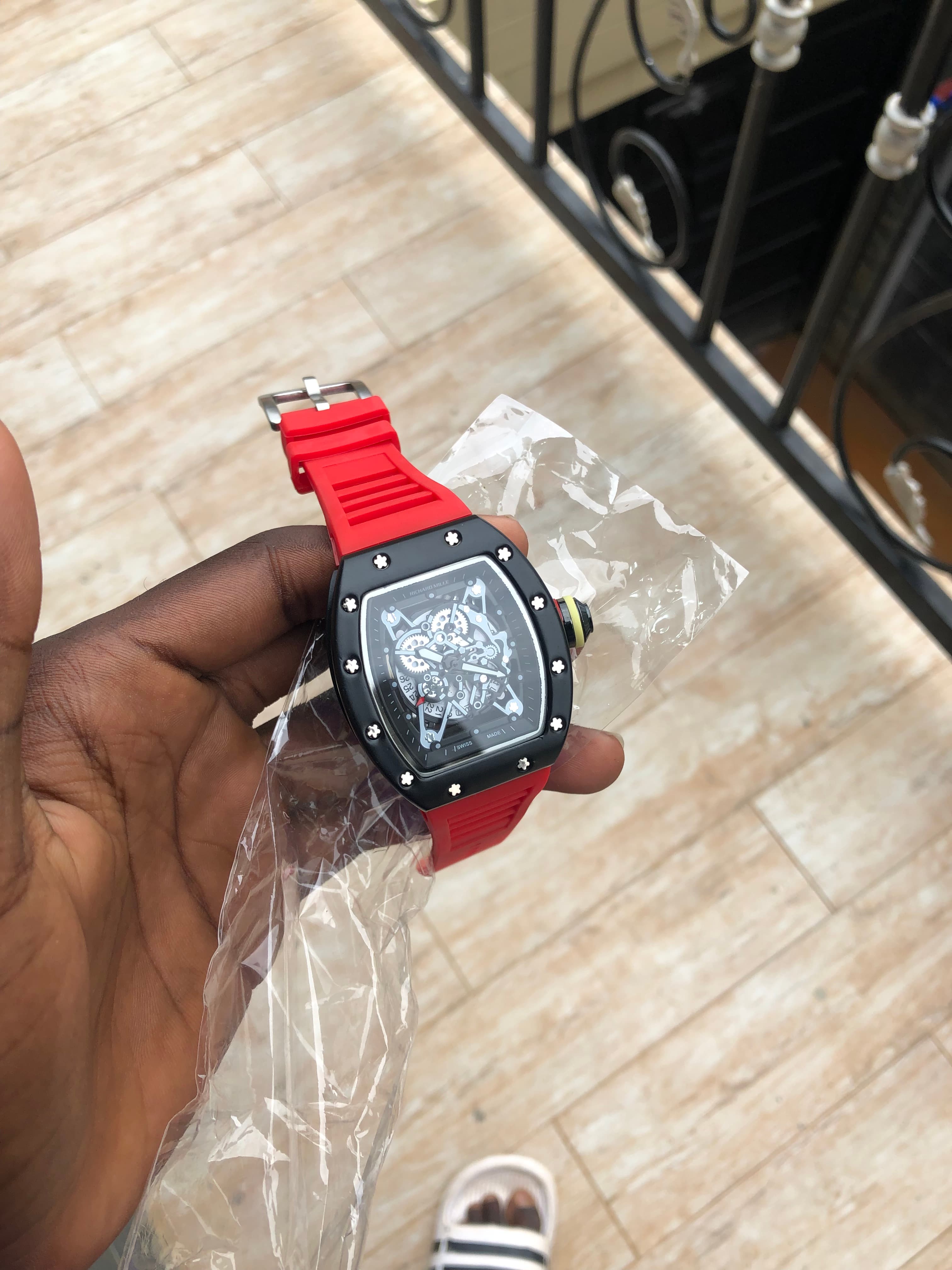 Montre mécanique skeleton noire avec bracelet rouge